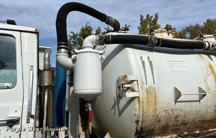 image for item EK3607 1984 Ford LTL9000  vacuum truck