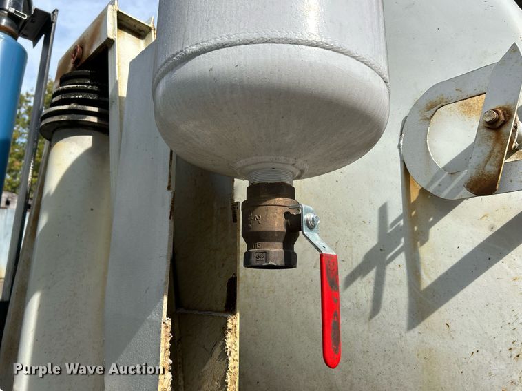 image for item EK3607 1984 Ford LTL9000  vacuum truck