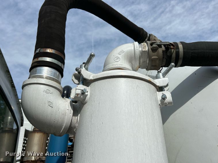 image for item EK3607 1984 Ford LTL9000  vacuum truck