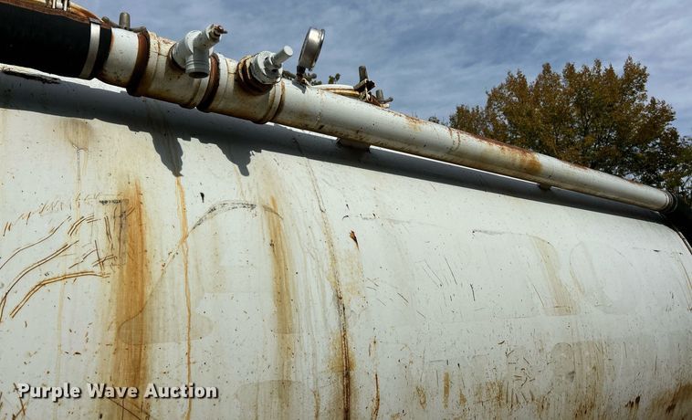 image for item EK3607 1984 Ford LTL9000  vacuum truck