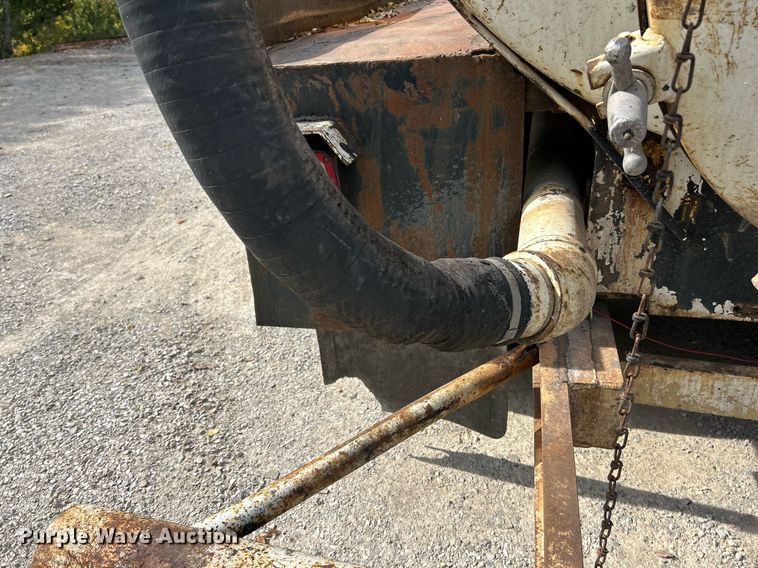 image for item EK3607 1984 Ford LTL9000  vacuum truck