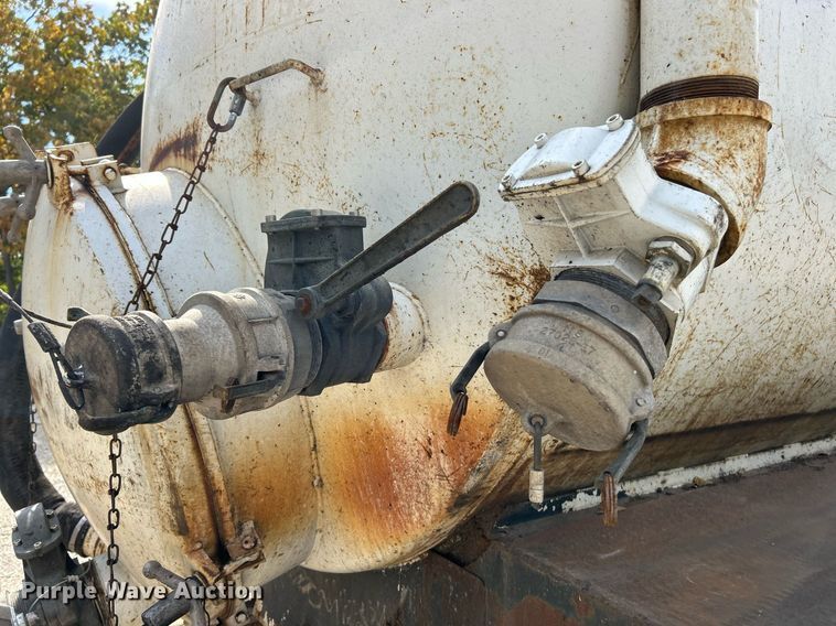 image for item EK3607 1984 Ford LTL9000  vacuum truck