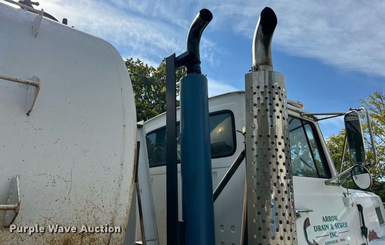 image for item EK3607 1984 Ford LTL9000  vacuum truck