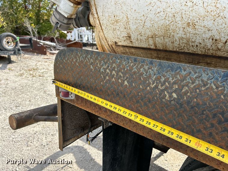 image for item EK3607 1984 Ford LTL9000  vacuum truck