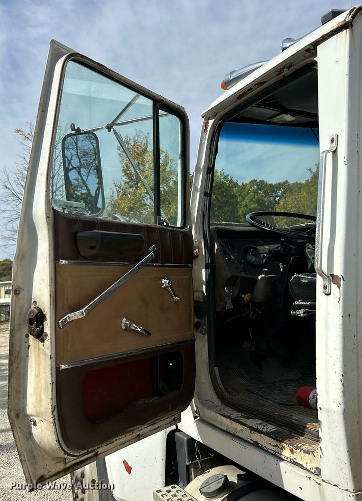 image for item EK3607 1984 Ford LTL9000  vacuum truck