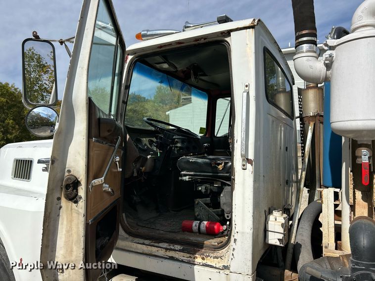 image for item EK3607 1984 Ford LTL9000  vacuum truck