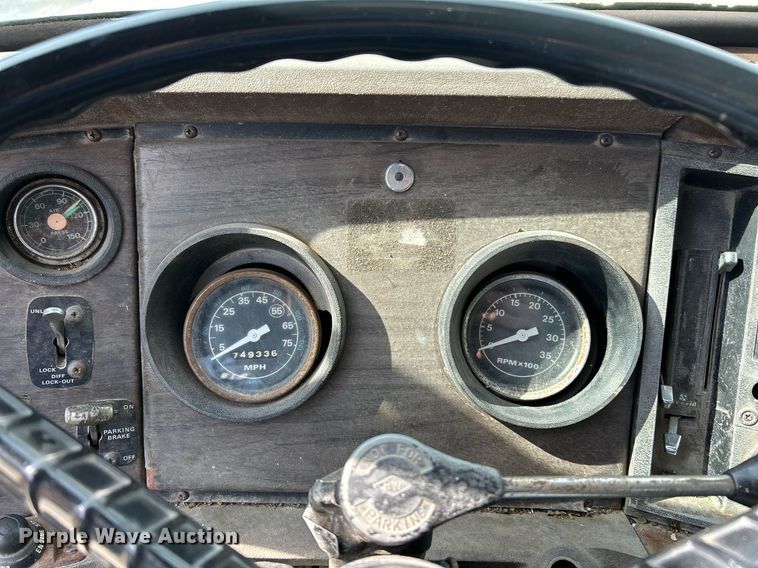 image for item EK3607 1984 Ford LTL9000  vacuum truck