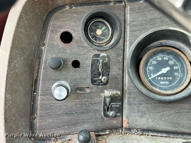 image for item EK3607 1984 Ford LTL9000  vacuum truck