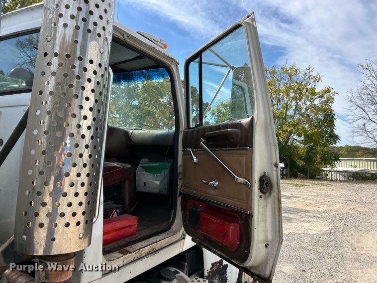 image for item EK3607 1984 Ford LTL9000  vacuum truck