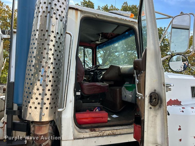 image for item EK3607 1984 Ford LTL9000  vacuum truck