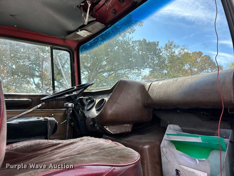 image for item EK3607 1984 Ford LTL9000  vacuum truck