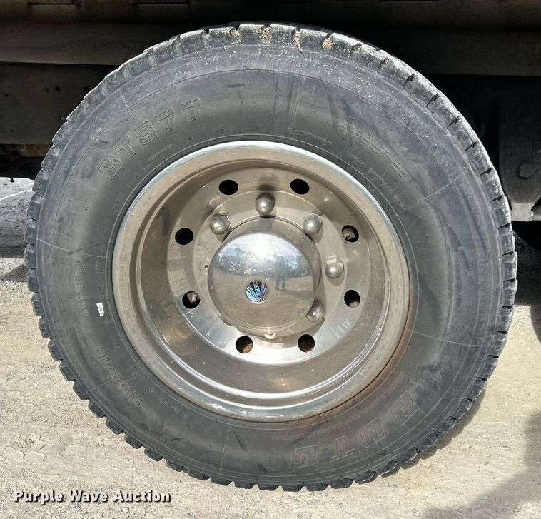 image for item EK3607 1984 Ford LTL9000  vacuum truck