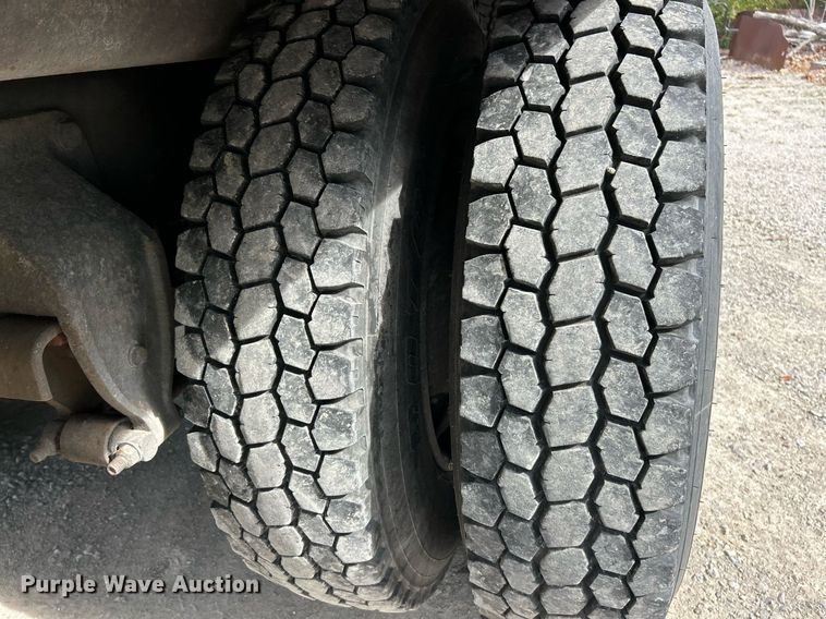 image for item EK3607 1984 Ford LTL9000  vacuum truck