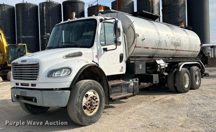 image for item EK3626 2006 Freightliner Business Class M2 oil distributor truck