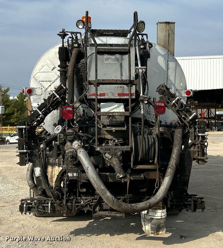 image for item EK3626 2006 Freightliner Business Class M2 oil distributor truck