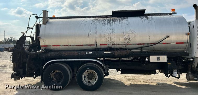 image for item EK3626 2006 Freightliner Business Class M2 oil distributor truck