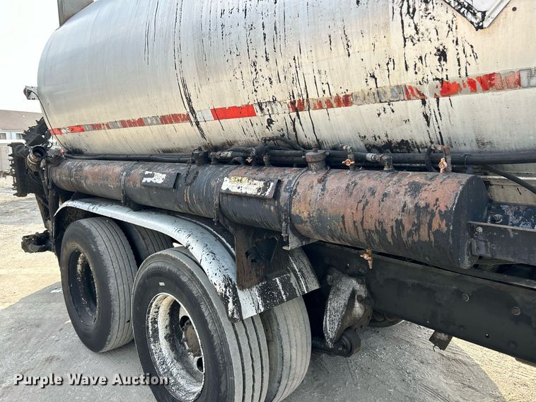 image for item EK3626 2006 Freightliner Business Class M2 oil distributor truck