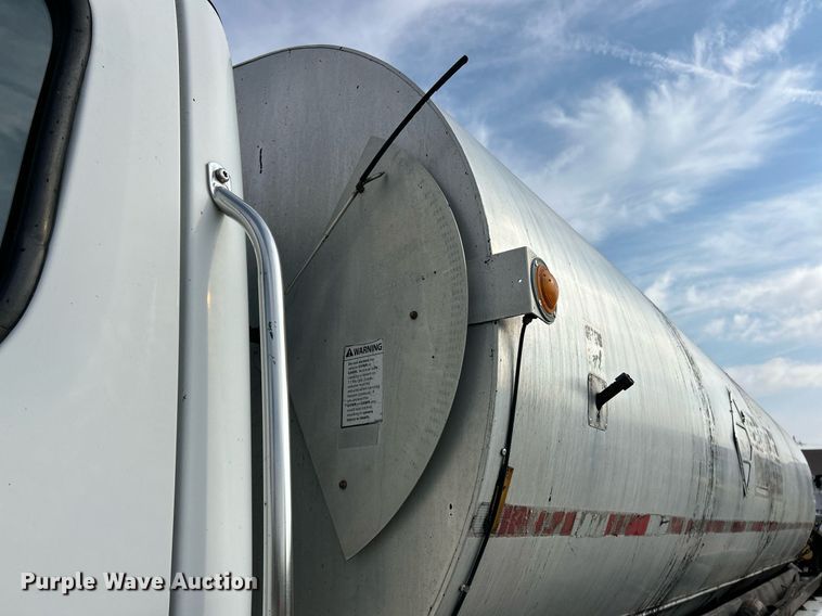 image for item EK3626 2006 Freightliner Business Class M2 oil distributor truck