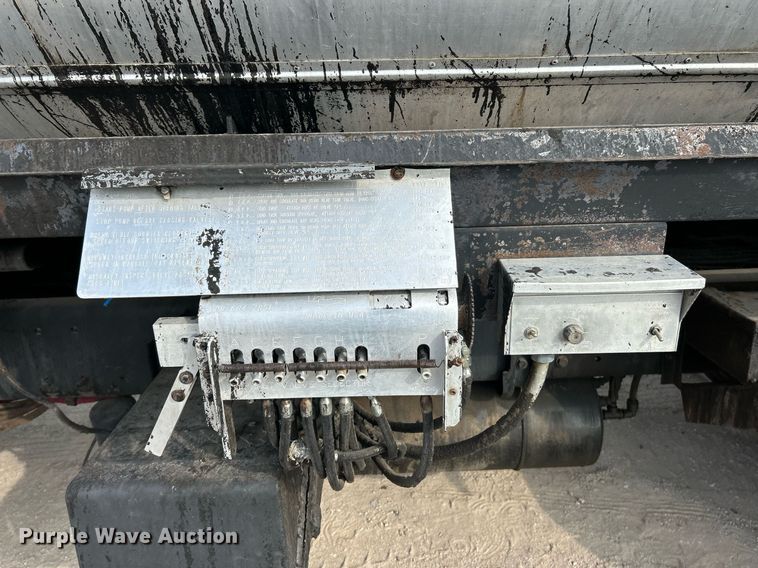 image for item EK3626 2006 Freightliner Business Class M2 oil distributor truck