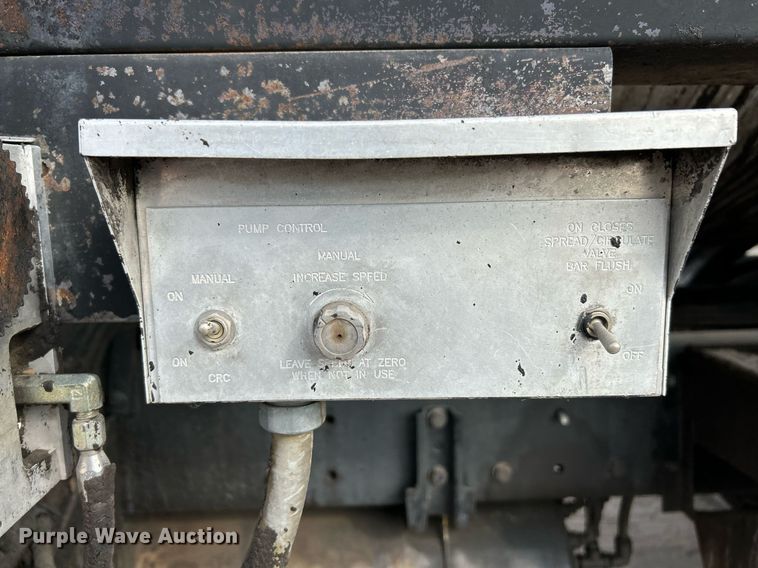 image for item EK3626 2006 Freightliner Business Class M2 oil distributor truck