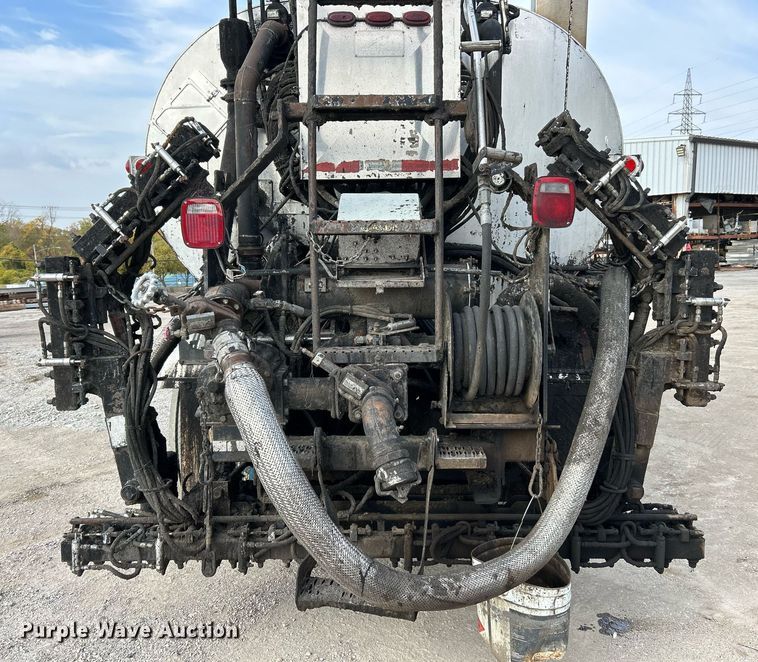 image for item EK3626 2006 Freightliner Business Class M2 oil distributor truck