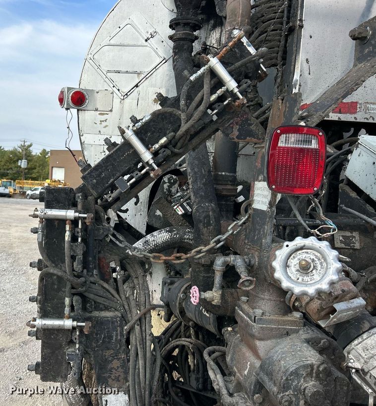 image for item EK3626 2006 Freightliner Business Class M2 oil distributor truck