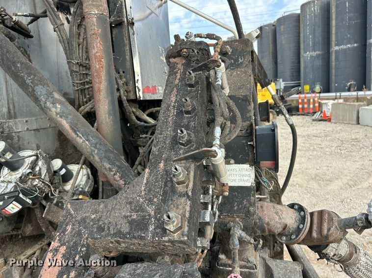 image for item EK3626 2006 Freightliner Business Class M2 oil distributor truck