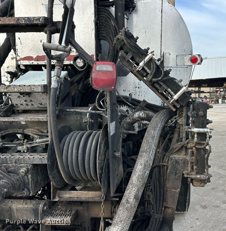 image for item EK3626 2006 Freightliner Business Class M2 oil distributor truck