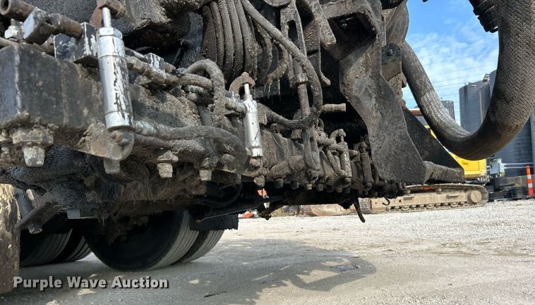 image for item EK3626 2006 Freightliner Business Class M2 oil distributor truck