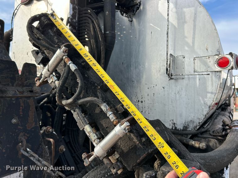 image for item EK3626 2006 Freightliner Business Class M2 oil distributor truck