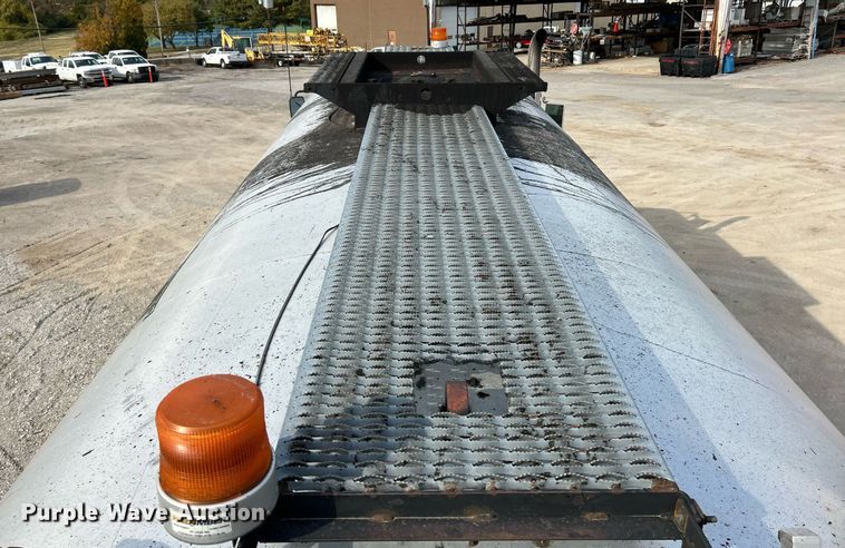 image for item EK3626 2006 Freightliner Business Class M2 oil distributor truck