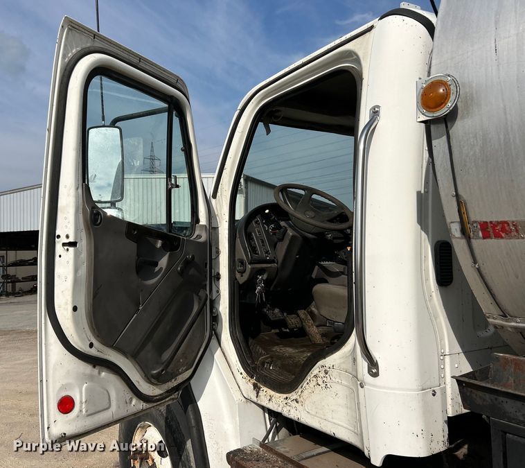 image for item EK3626 2006 Freightliner Business Class M2 oil distributor truck