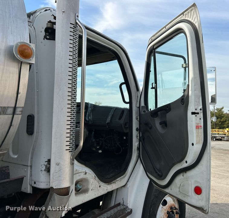 image for item EK3626 2006 Freightliner Business Class M2 oil distributor truck