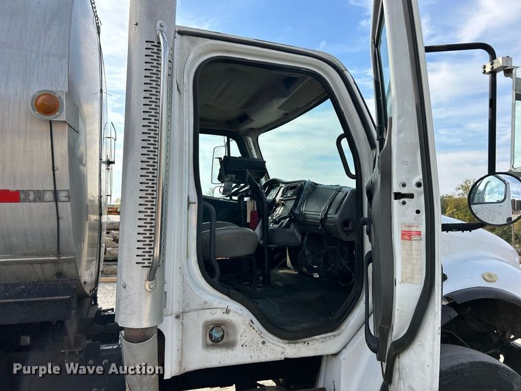 image for item EK3626 2006 Freightliner Business Class M2 oil distributor truck