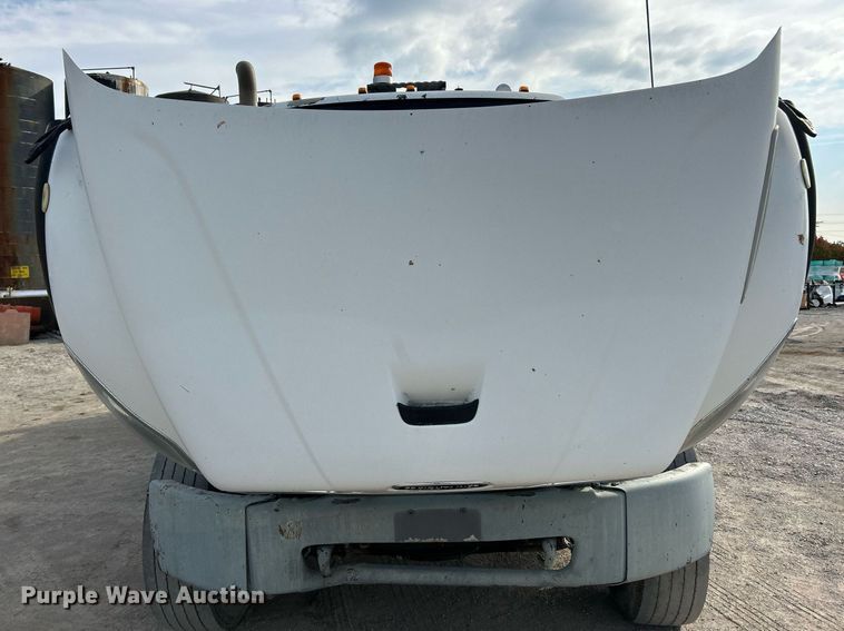 image for item EK3626 2006 Freightliner Business Class M2 oil distributor truck