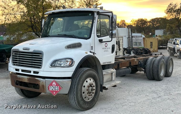 image for item EK3645 2005 Freightliner Business Class M2 106 truck cab and chassis