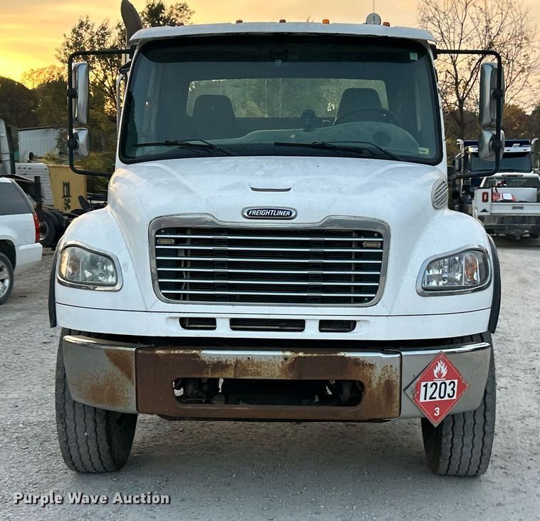 image for item EK3645 2005 Freightliner Business Class M2 106 truck cab and chassis