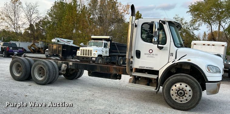 image for item EK3645 2005 Freightliner Business Class M2 106 truck cab and chassis