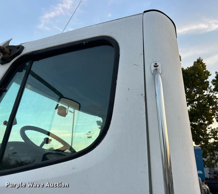 image for item EK3645 2005 Freightliner Business Class M2 106 truck cab and chassis