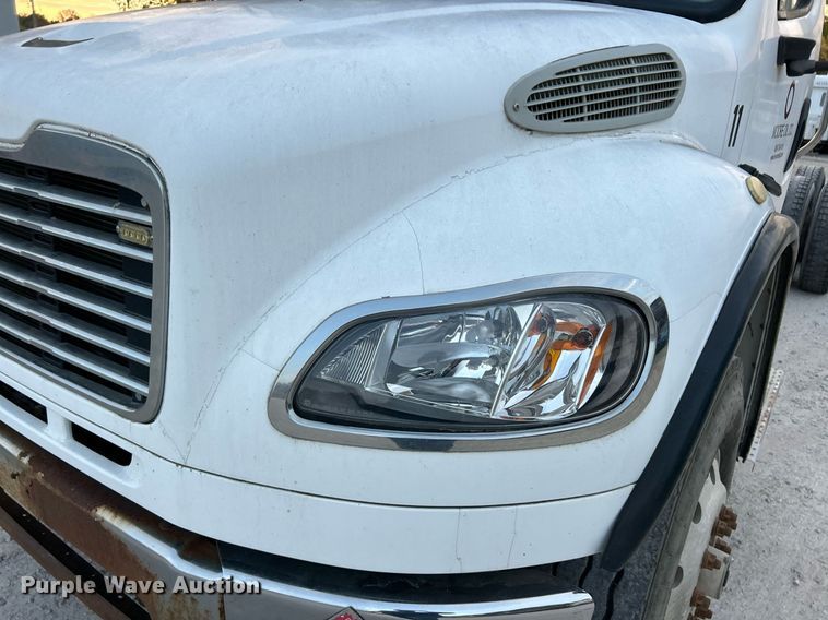 image for item EK3645 2005 Freightliner Business Class M2 106 truck cab and chassis