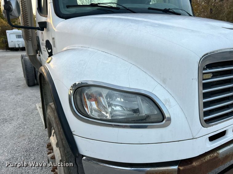 image for item EK3645 2005 Freightliner Business Class M2 106 truck cab and chassis