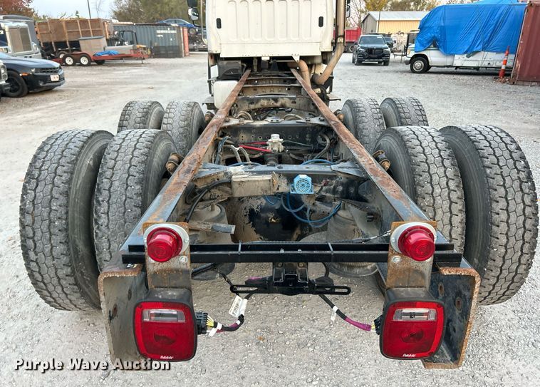 image for item EK3645 2005 Freightliner Business Class M2 106 truck cab and chassis