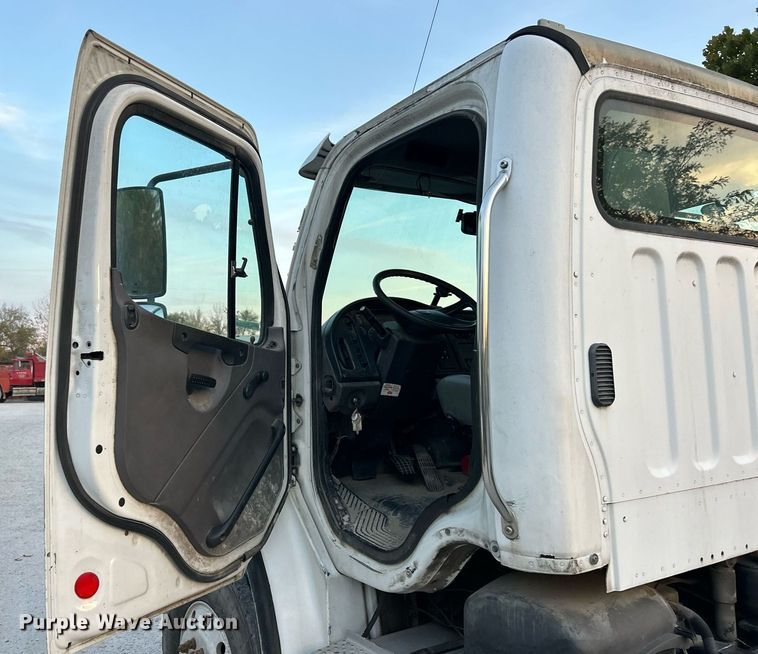 image for item EK3645 2005 Freightliner Business Class M2 106 truck cab and chassis