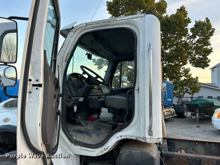 image for item EK3645 2005 Freightliner Business Class M2 106 truck cab and chassis