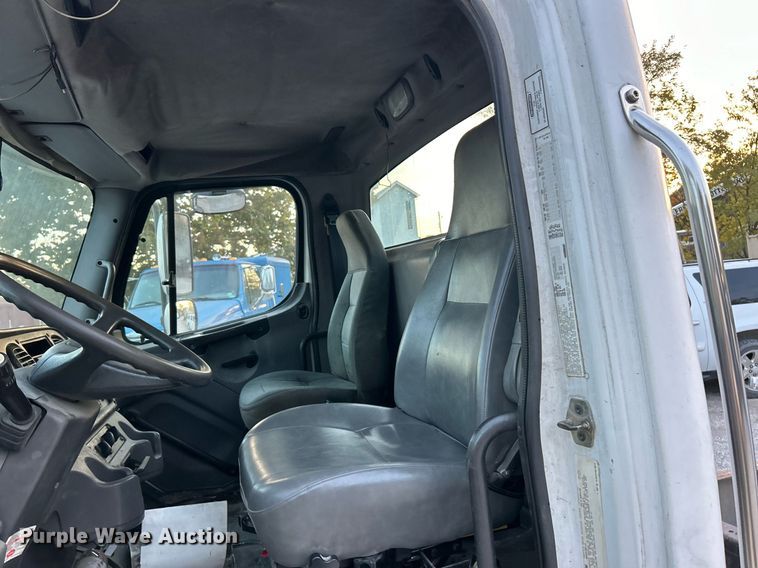 image for item EK3645 2005 Freightliner Business Class M2 106 truck cab and chassis