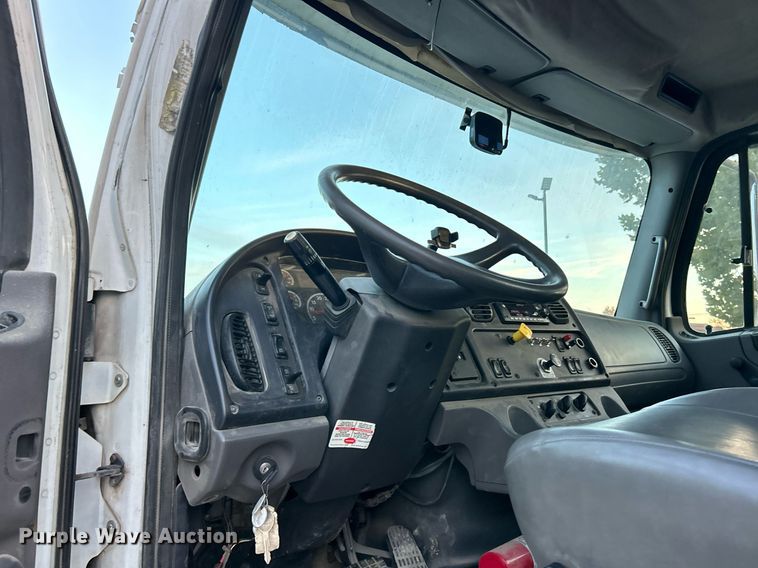 image for item EK3645 2005 Freightliner Business Class M2 106 truck cab and chassis