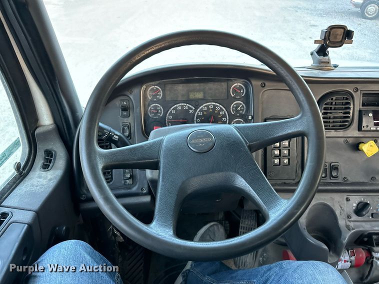 image for item EK3645 2005 Freightliner Business Class M2 106 truck cab and chassis