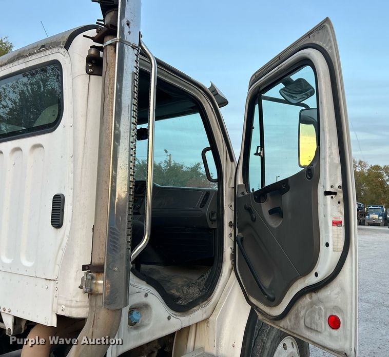 image for item EK3645 2005 Freightliner Business Class M2 106 truck cab and chassis