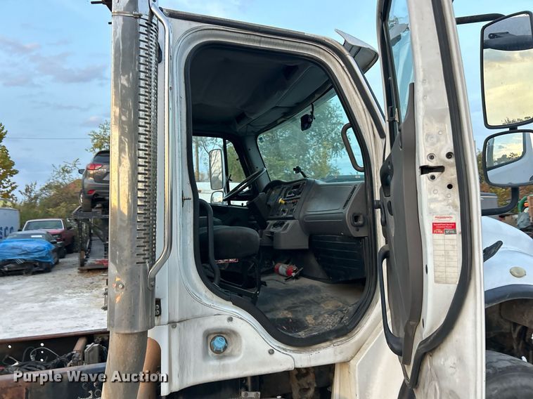 image for item EK3645 2005 Freightliner Business Class M2 106 truck cab and chassis