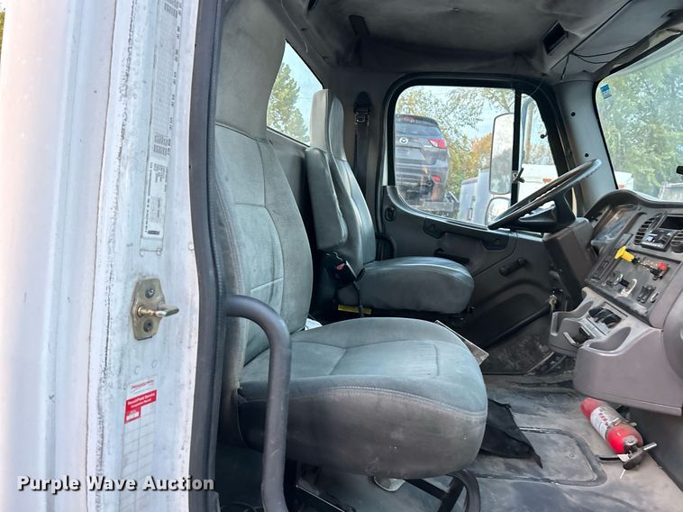 image for item EK3645 2005 Freightliner Business Class M2 106 truck cab and chassis